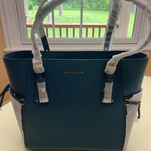 MICHAEL KORS
Voyager Small Crossgrain Leather Tote